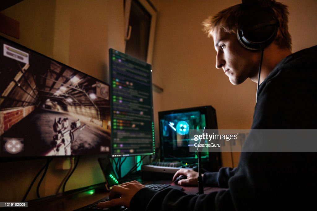 adolescente niño jugando juegos multijugador en pc de escritorio en su habitación oscura - foto de stock - ordenador gamer fotografías e imágenes de stock