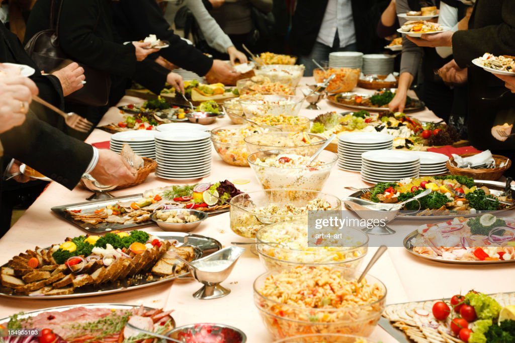 mesa de catering completo de deliciosos alimentos - mesa llena fotografías e imágenes de stock