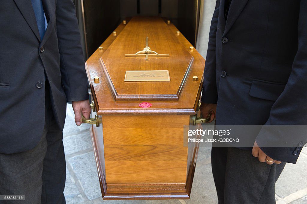 funeral. coffin carriers. - ataud fotografías e imágenes de stock