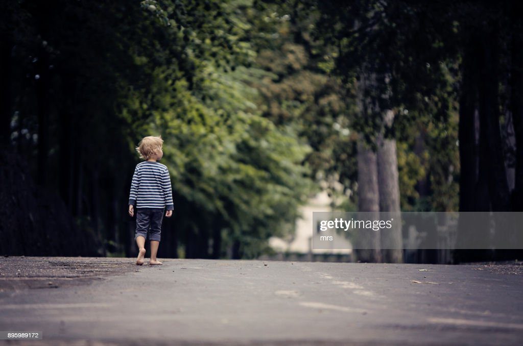 walking away - niño perdido fotografías e imágenes de stock