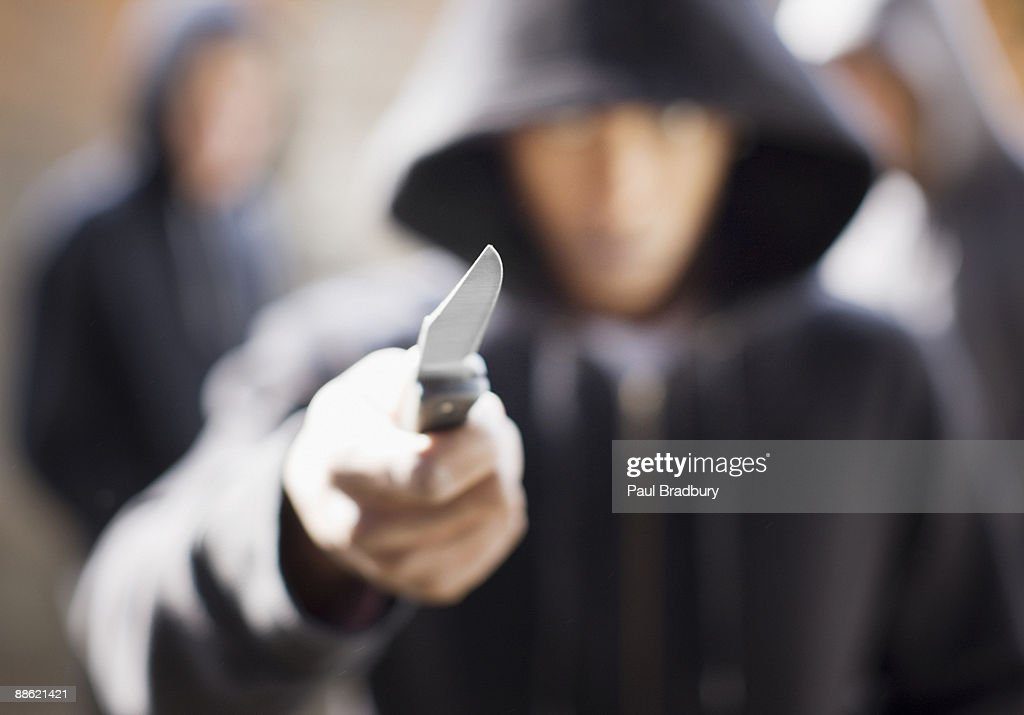 hombre amenaza con cuchilla de bolsillo - navaja fotografías e imágenes de stock