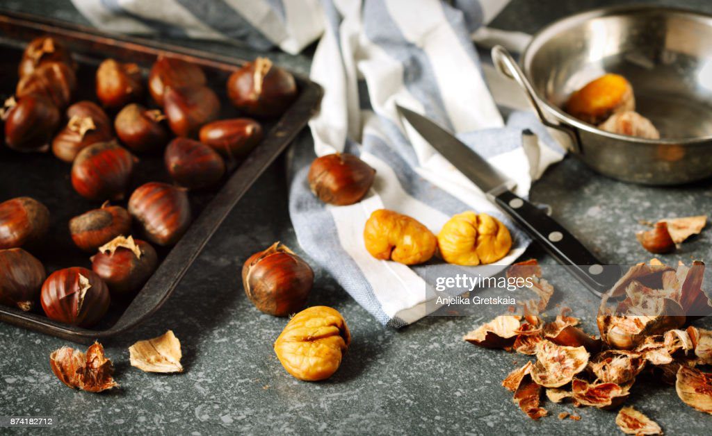 roasted chestnuts. - castañas fotografías e imágenes de stock