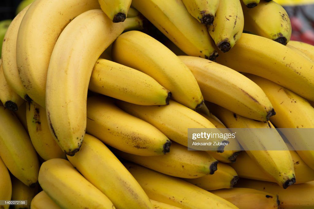 ripe yellow bananas at the shopping market. fruits that are good for health. the concept of vegetarianism, veganism and raw food. vegetarian, vegan and raw food and diet. food background, bright color. retail sale of seasonal products. - platanos fotografías e imágenes de stock