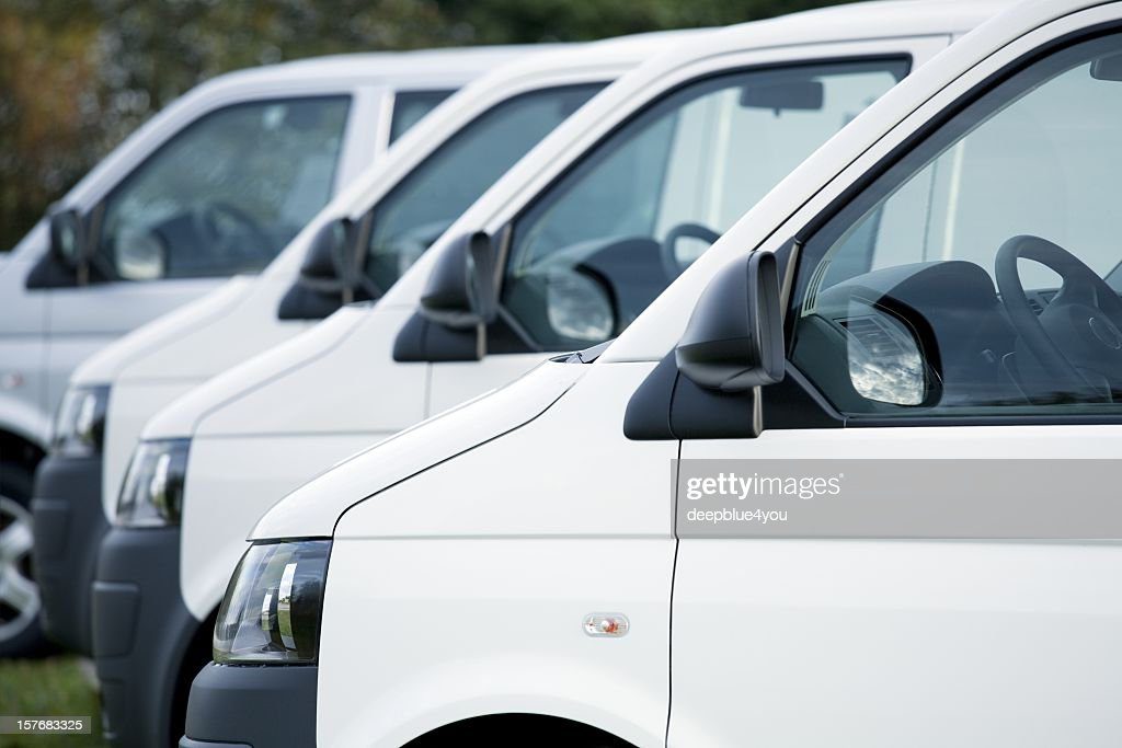furgonetas blanco en una fila. - furgoneta fotografías e imágenes de stock