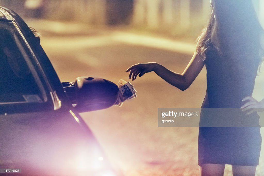 young prostitución en la calle por la noche - prostitucion fotografías e imágenes de stock