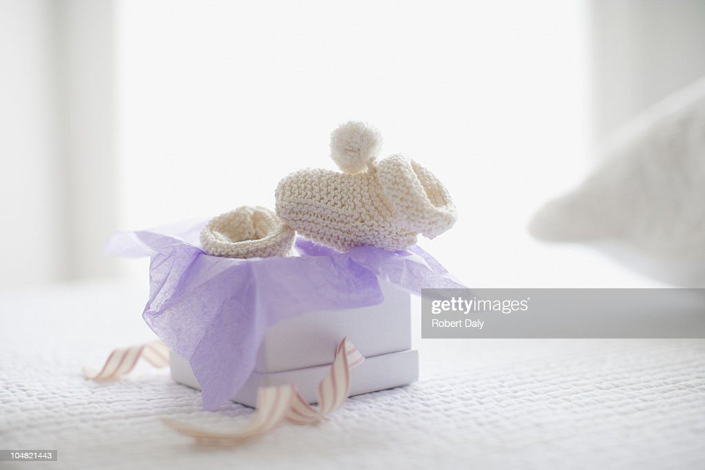tejido de bebé booties en caja de regalo - zapato de bebe fotografías e imágenes de stock