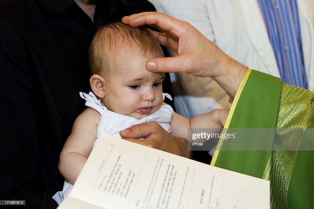 sacerdote es baptizing little baby en church. - bautizo fotografías e imágenes de stock