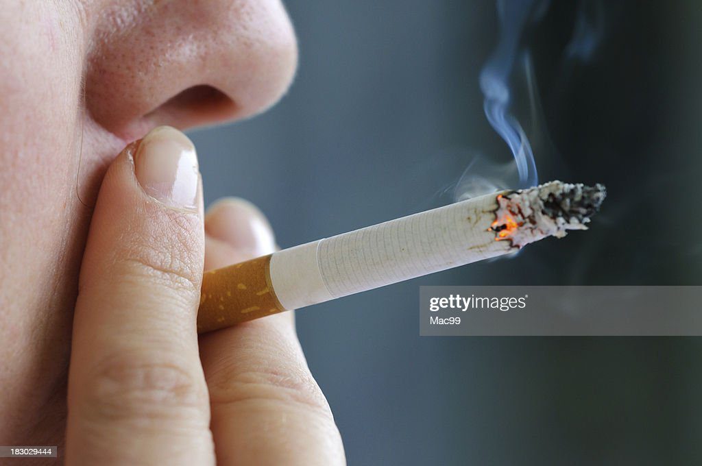 fumar cigarrillo - fumando cigarro fotografías e imágenes de stock