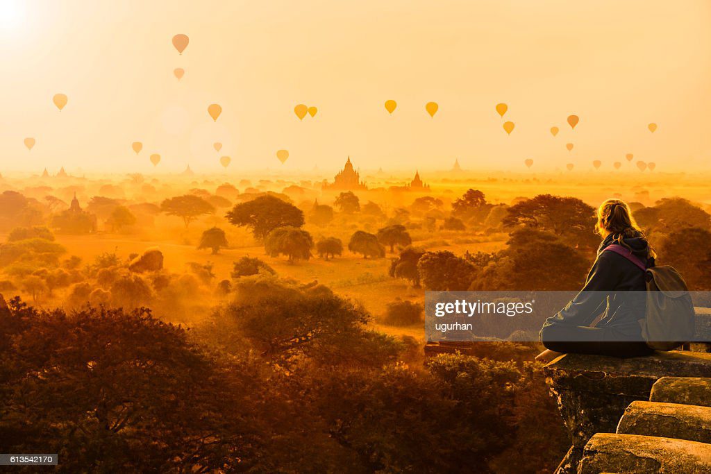 caliente aire globos en bagan, myanmar - centro espiritual fotografías e imágenes de stock