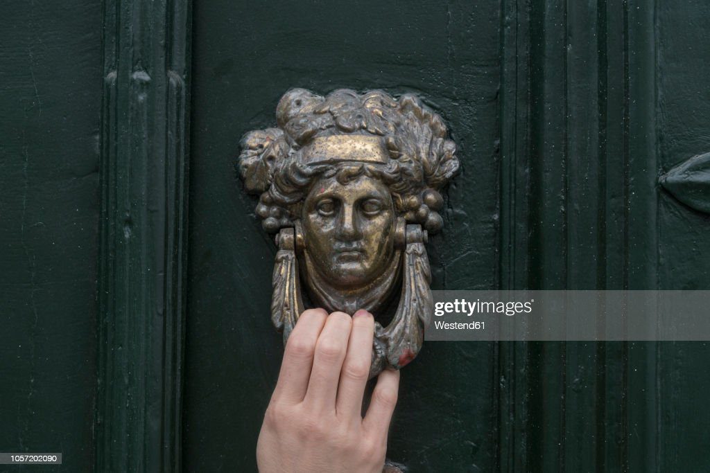 woman's hand on door knocker, close-up - llamada fotografías e imágenes de stock
