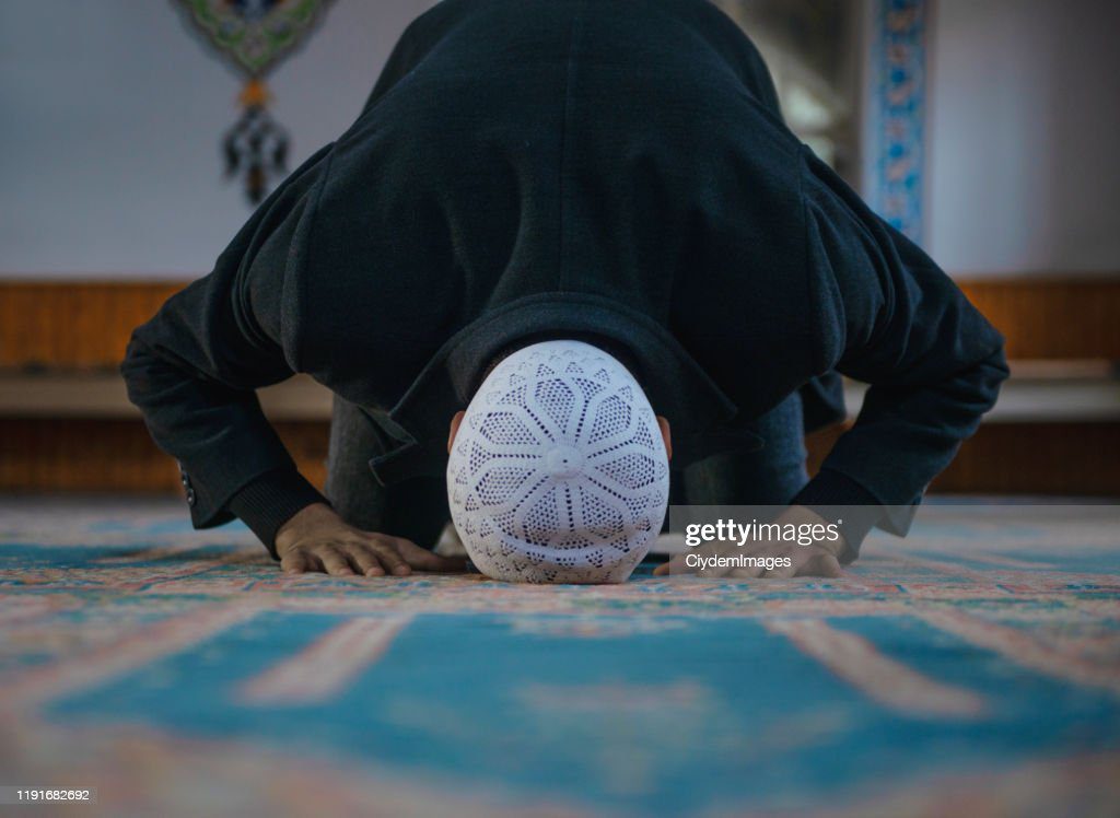 toma de primer plano de un joven musulmán adorando en una mezquita - rezar fotografías e imágenes de stock