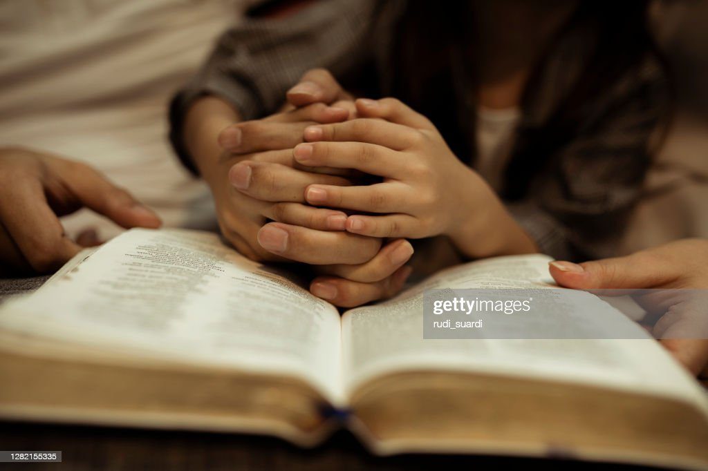 un niño leyendo la santa biblia - rezar fotografías e imágenes de stock