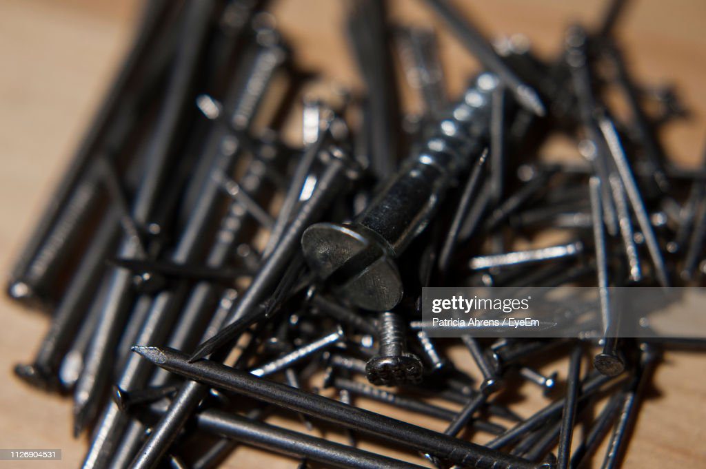 close-up of nails on table - tornillo y clavo fotografías e imágenes de stock
