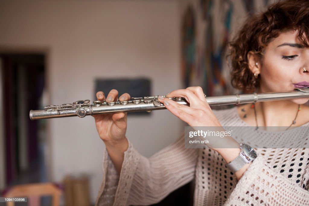mujer tocando flauta c plata agujero - flauta fotografías e imágenes de stock