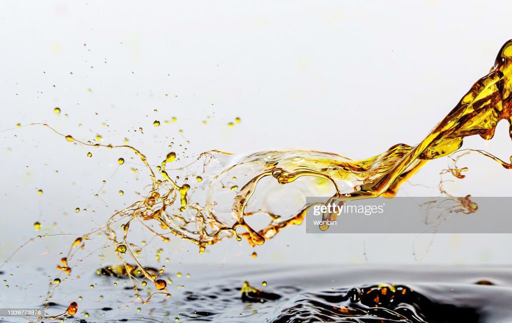 golden oil drops, splashing water - petroleo fotografías e imágenes de stock