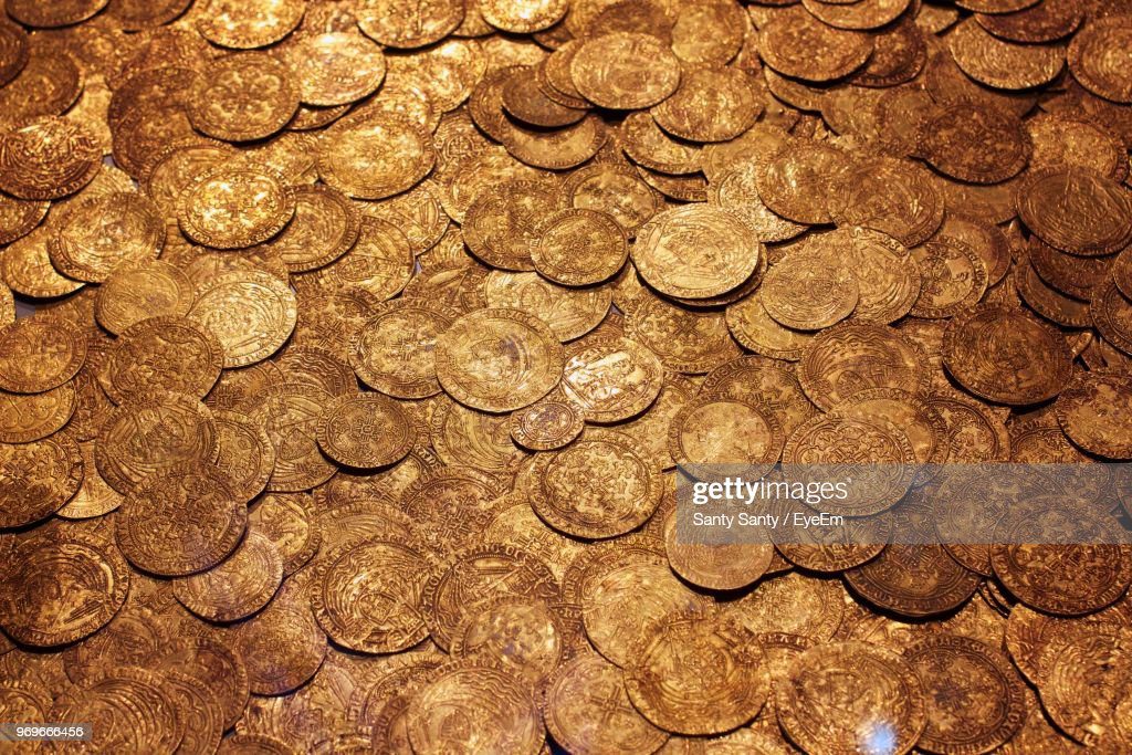 full frame shot of golden coins - moneda de oro fotografías e imágenes de stock