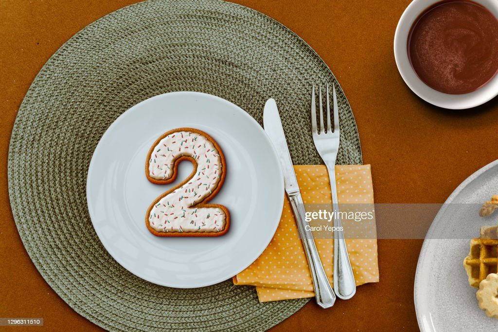 number 2 cookie in a plate - numero 2 fotografías e imágenes de stock