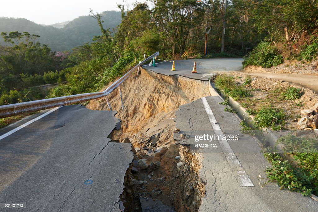landslide damage caused by typhoons in okinawa - derrumbe fotografías e imágenes de stock