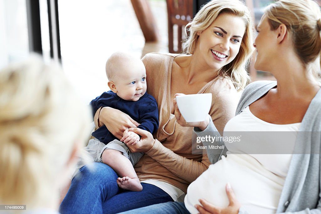feliz mujer embarazada con sus amigos relajante en su casa - hermana embarazada fotografías e imágenes de stock