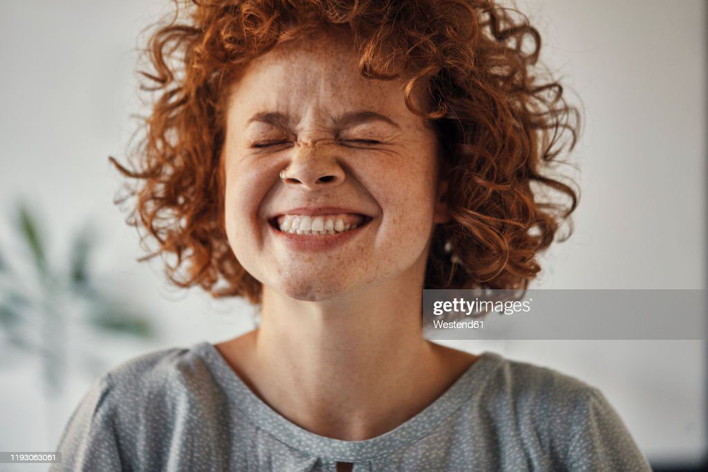 portrait of a happy woman with closed eyes - sonrisa fotografías e imágenes de stock