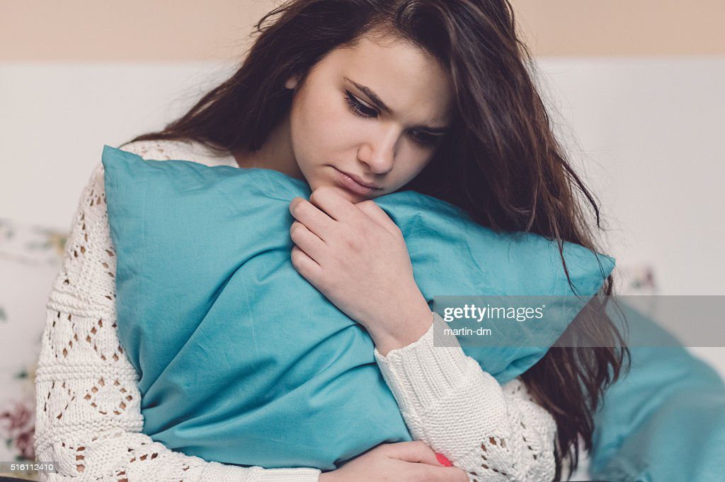 adolescente deprimido en la cama - embarazo adolescente fotografías e imágenes de stock