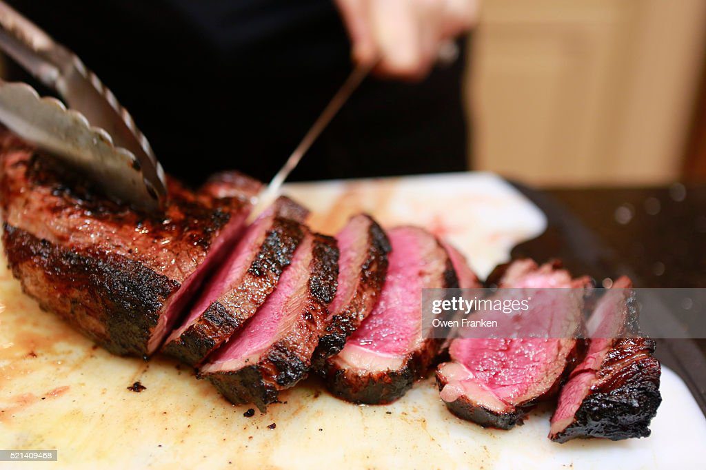 cooking beef at home - cortando carne fotografías e imágenes de stock