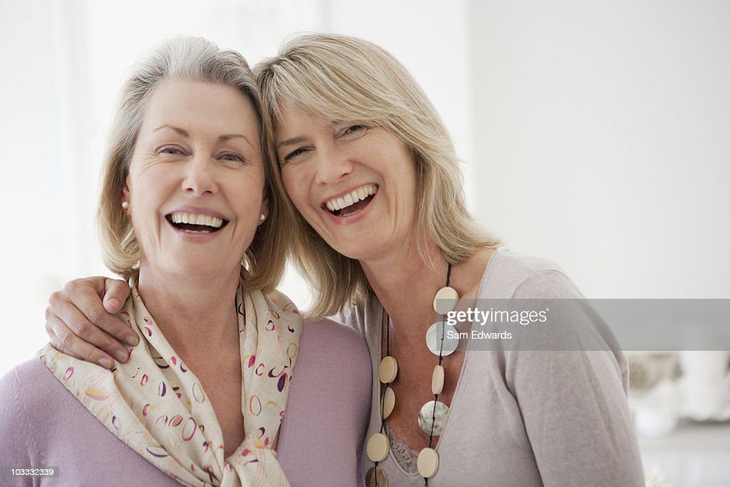 sonriendo hermanas abrazándose - hermana fotografías e imágenes de stock