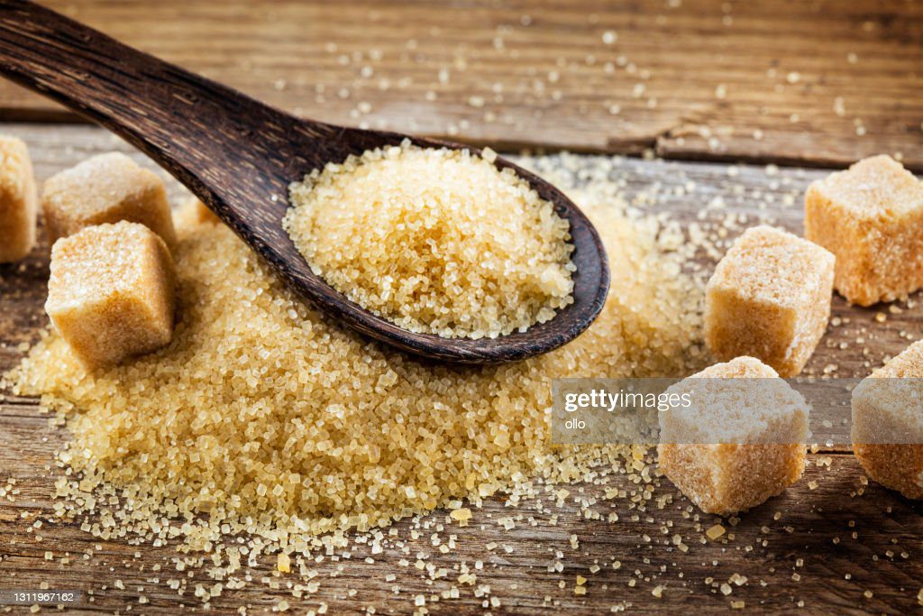 azúcar morena y cubos de azúcar - azucar fotografías e imágenes de stock