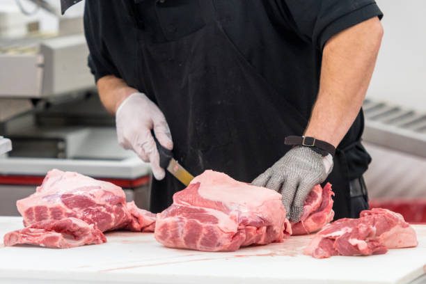 butcher en el trabajo - carniceria fotografías e imágenes de stock