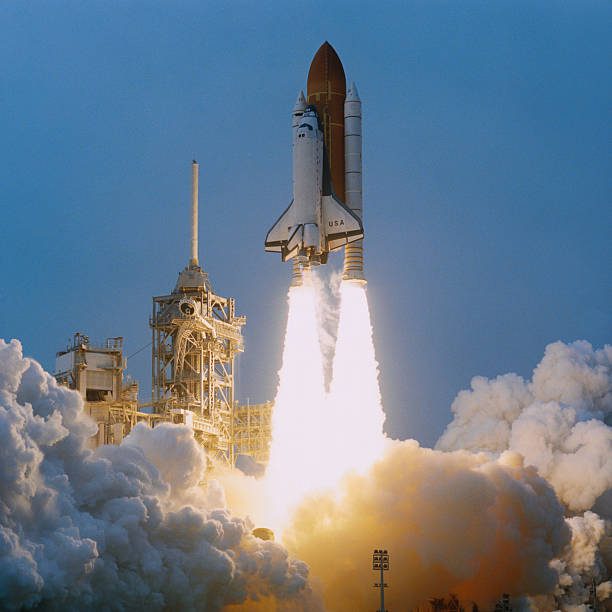 space shuttle liftoff - nave espacial fotografías e imágenes de stock