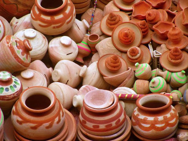 terracotta pottery is on sale at a street of karachi - jarron de barro fotografías e imágenes de stock
