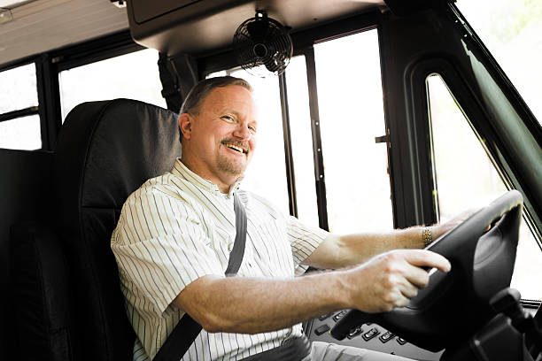 conductor de autobús - conducir camion fotografías e imágenes de stock