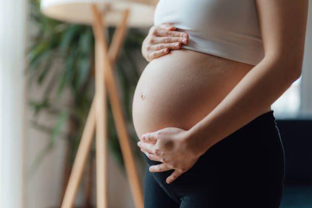 midsectionofpregnantwomanholdingherbelly embarazadafotografíaseimágenesdestock