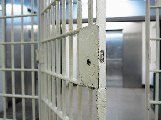 open door to prison cell - carcel fotografías e imágenes de stock