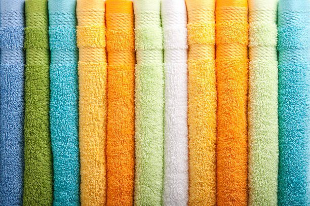 colorido toallas de - toalla fotografías e imágenes de stock