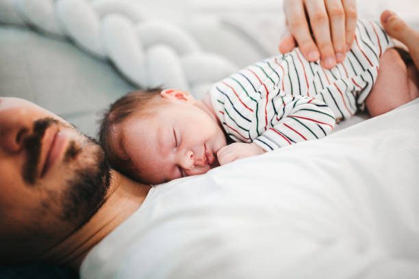 padre e hijo pequeño - bebe dormido fotografías e imágenes de stock