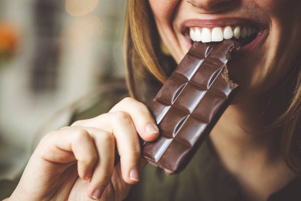 comer chocolate - chocolate fotografías e imágenes de stock