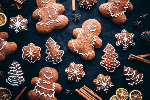 galletas y especias de hombre de pan de jengibre de navidad - galleta fotografías e imágenes de stock
