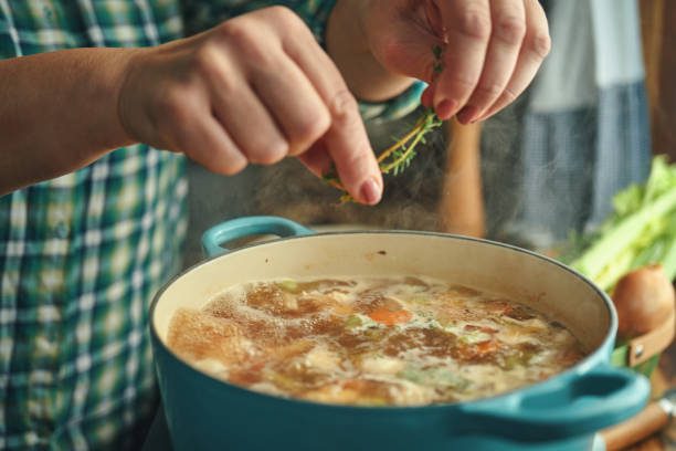 preparación de sopa de fideos de pollo con verduras frescas - sopa fotografías e imágenes de stock