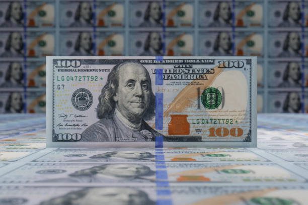 3d illustration of standing hundred dollar banknote. large sheets of us dollar bills in background. - 100 dolares fotografías e imágenes de stock