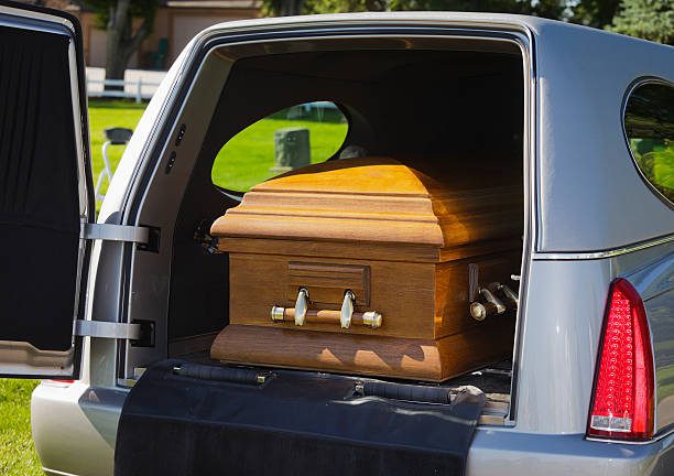 casket en un coche fúnebre - funeral fotografías e imágenes de stock