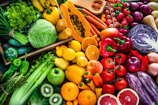 frutas y verduras frescas saludables de color arco iris - verduras fotografías e imágenes de stock