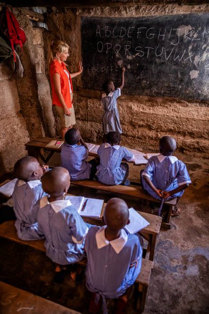 enseñanza de voluntarios en africa, orfanato en kenia - orfanato fotografías e imágenes de stock