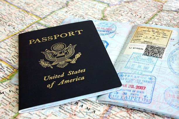 pasaportes y visados sellos - pasaporte fotografías e imágenes de stock